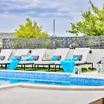 De Luxe Palace Al Nera 2 Swimming Pools At Sea *