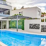 De Luxe Palace Al Nera 2 Swimming Pools At Sea *