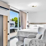 Villa De Luxe Palace Al Nera 2 Swimming Pools At Sea *