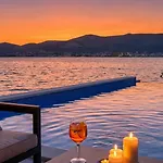 De Luxe Palace Al Nera 2 Swimming Pools At Sea