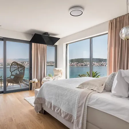 Vila De Luxe Palace Al Nera 2 Swimming Pools At Sea