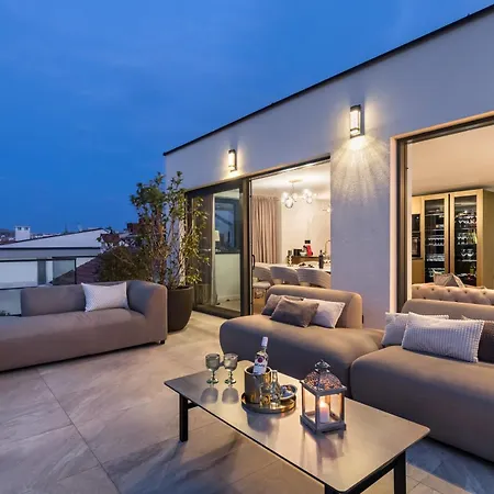 Vila De Luxe Palace Al Nera 2 Swimming Pools At Sea *