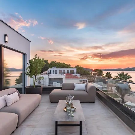 De Luxe Palace Al Nera 2 Swimming Pools At Sea Vila *