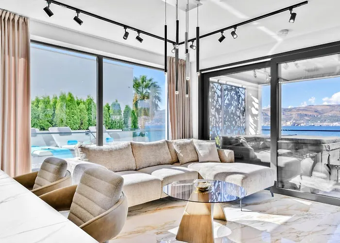 De Luxe Palace Al Nera 2 Swimming Pools At Sea ヴィラ
