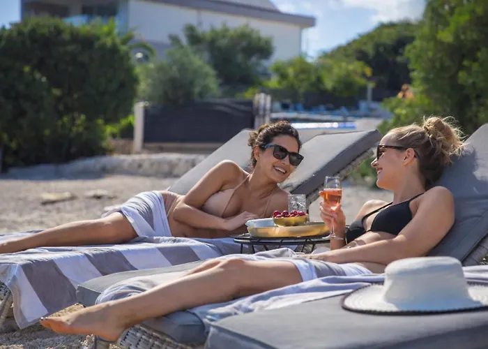De Luxe Palace Al Nera 2 Swimming Pools At Sea 特罗吉尔