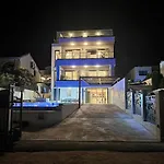 De Luxe Palace Al Nera 2 Swimming Pools At Sea Willa Trogir