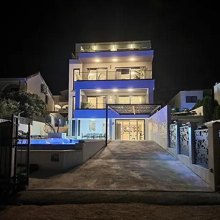 Villa Palace Al Nera Seafront 2 Pools ヴィラ トロギール