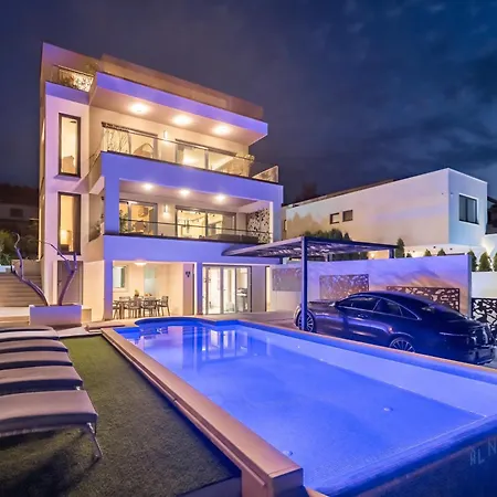 De Luxe Palace Al Nera 2 Swimming Pools At Sea Βίλα