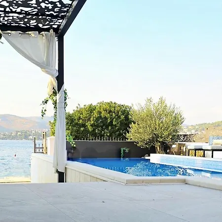 De Luxe Palace Al Nera 2 Swimming Pools At Sea *