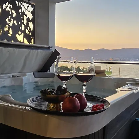 De Luxe Palace Al Nera 2 Swimming Pools At Sea