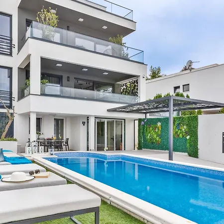 De Luxe Palace Al Nera 2 Swimming Pools At Sea 别墅