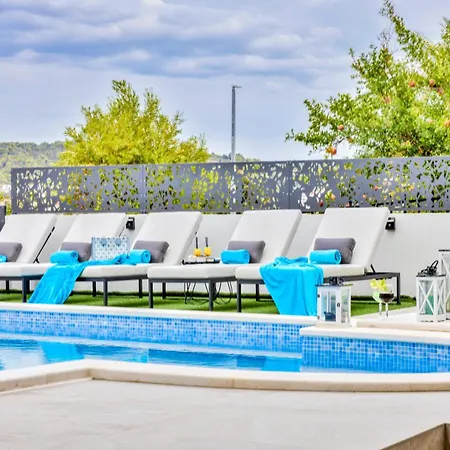 Villa Palace Al Nera Seafront 2 Pools *