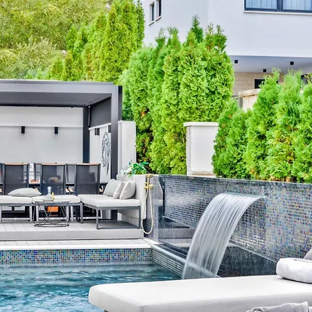 Vila De Luxe Palace Al Nera 2 Swimming Pools At Sea *