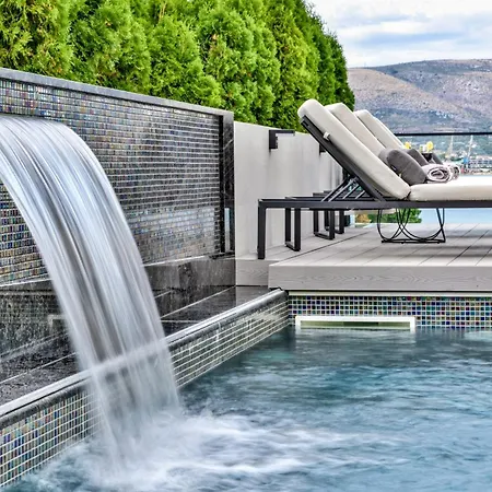 Villa Palace Al Nera Seafront 2 Pools * トロギール