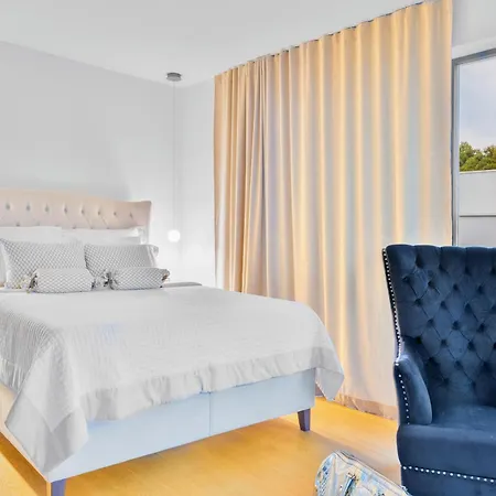 De Luxe Palace Al Nera 2 Swimming Pools At Sea Vila