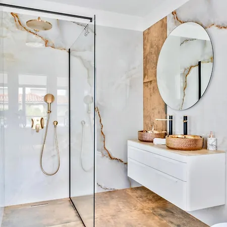 De Luxe Palace Al Nera 2 Swimming Pools At Sea