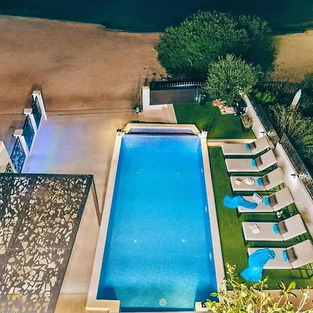 Villa Palace Al Nera Seafront 2 Pools *