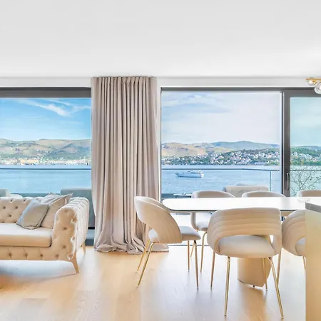 De Luxe Palace Al Nera 2 Swimming Pools At Sea