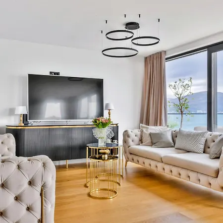 Villa Palace Al Nera Seafront 2 Pools ヴィラ