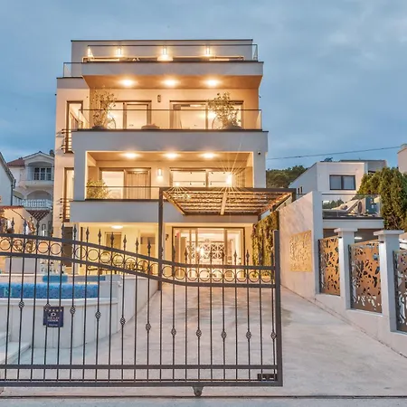 ヴィラ Villa Palace Al Nera Seafront 2 Pools トロギール