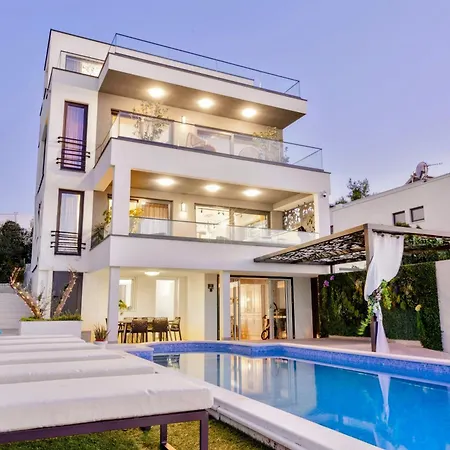 De Luxe Palace Al Nera 2 Swimming Pools At Sea 特罗吉尔