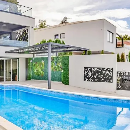 Villa Palace Al Nera Seafront 2 Pools *