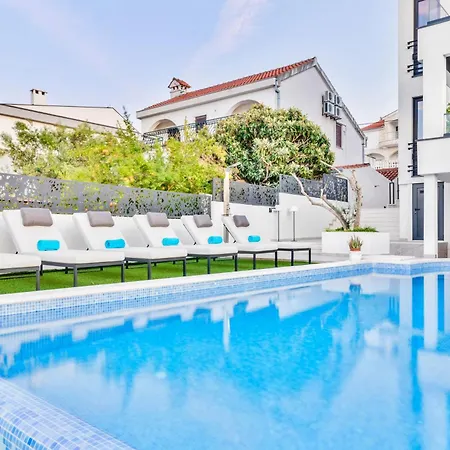 De Luxe Palace Al Nera 2 Swimming Pools At Sea Vila *