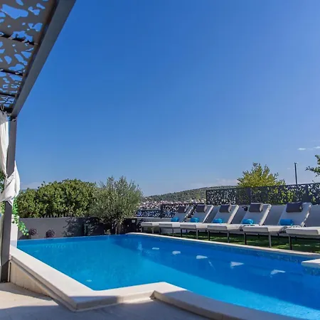 De Luxe Palace Al Nera 2 Swimming Pools At Sea