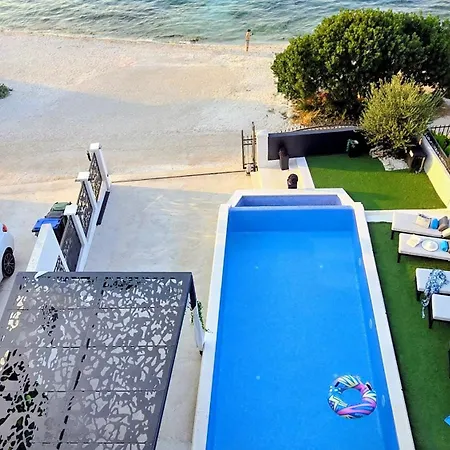 De Luxe Palace Al Nera 2 Swimming Pools At Sea