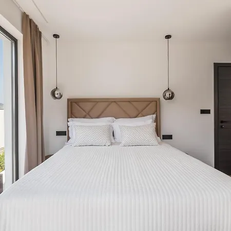 De Luxe Palace Al Nera 2 Swimming Pools At Sea Vila *