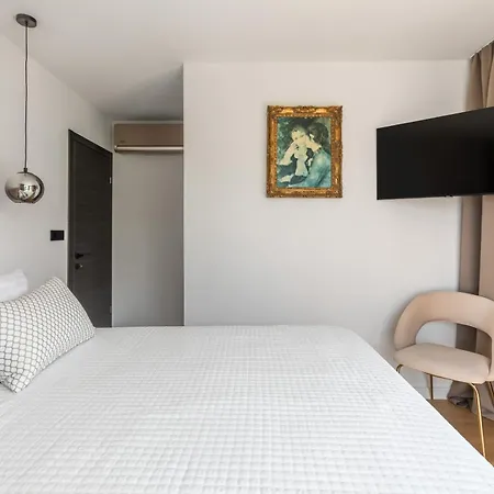 Villa Palace Al Nera Seafront 2 Pools * トロギール