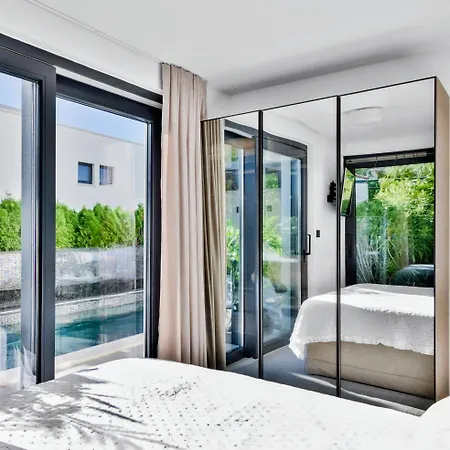 Villa Palace Al Nera Seafront 2 Pools *