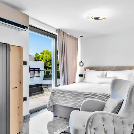 Vila De Luxe Palace Al Nera 2 Swimming Pools At Sea *