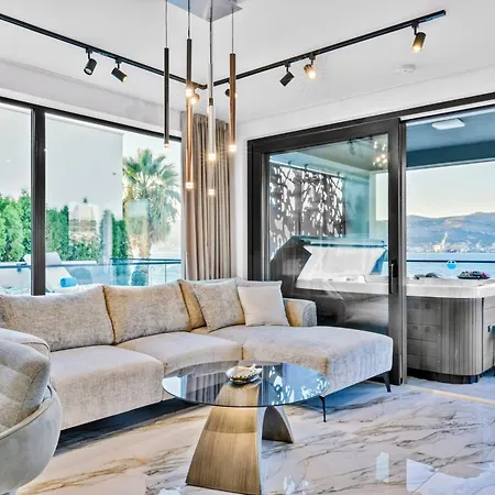 Villa Palace Al Nera Seafront 2 Pools * トロギール