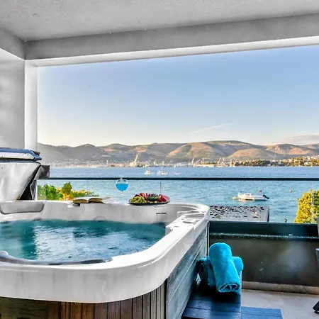 De Luxe Palace Al Nera 2 Swimming Pools At Sea *