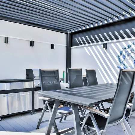 Villa De Luxe Palace Al Nera 2 Swimming Pools At Sea