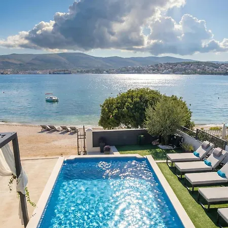 Villa Palace Al Nera Seafront 2 Pools *