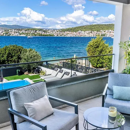 Villa Palace Al Nera Seafront 2 Pools トロギール