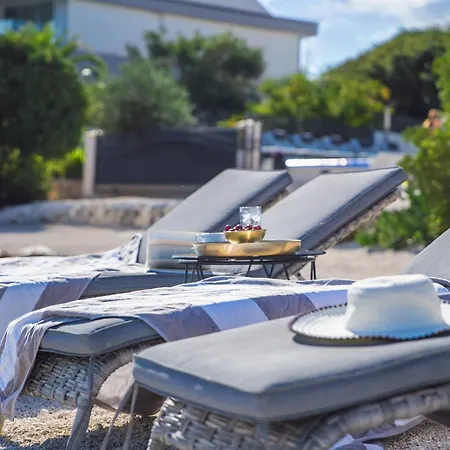 Villa Palace Al Nera Seafront 2 Pools * トロギール