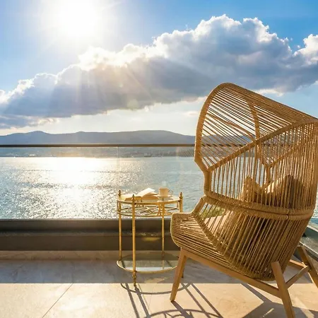 Villa Palace Al Nera Seafront 2 Pools トロギール