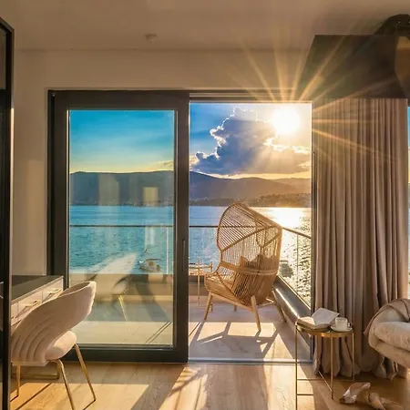Villa Palace Al Nera Seafront 2 Pools *