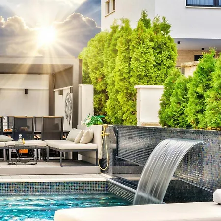 Deluxe Palace Nera Seafront 2 Pools & Villa Trogir