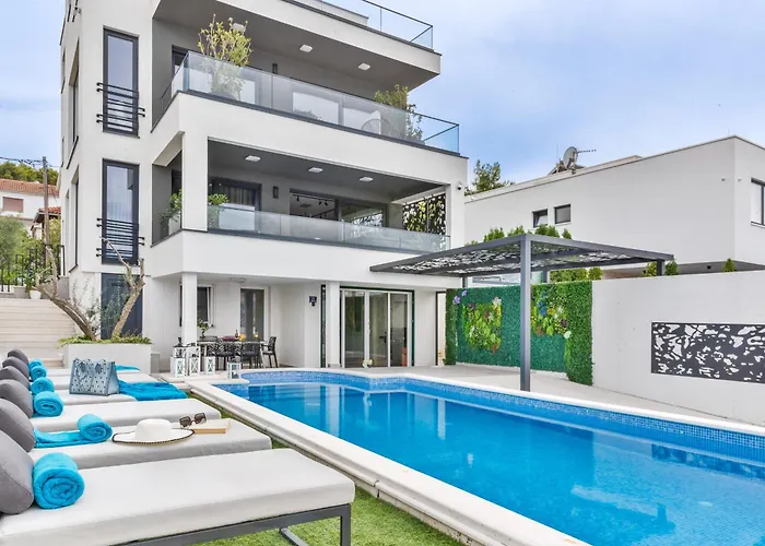 De Luxe Palace Al Nera 2 Swimming Pools At Sea Villa