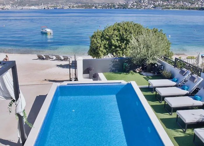 De Luxe Palace Al Nera 2 Swimming Pools At Sea *