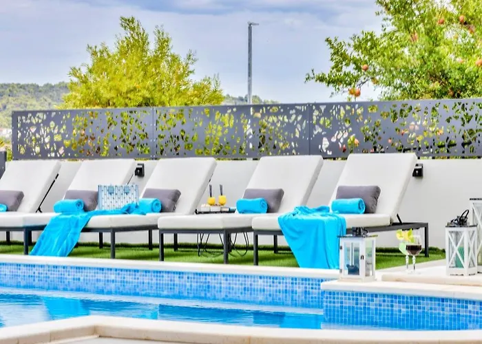 De Luxe Palace Al Nera 2 Swimming Pools At Sea *