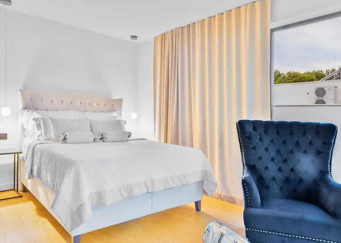 De Luxe Palace Al Nera 2 Swimming Pools At Sea Villa