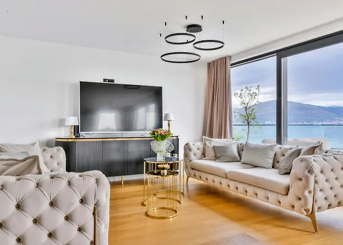 De Luxe Palace Al Nera 2 Swimming Pools At Sea Villa