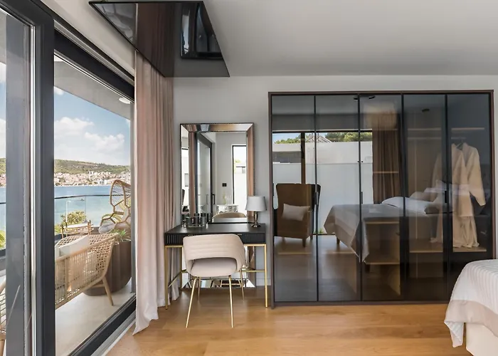 De Luxe Palace Al Nera 2 Swimming Pools At Sea Villa