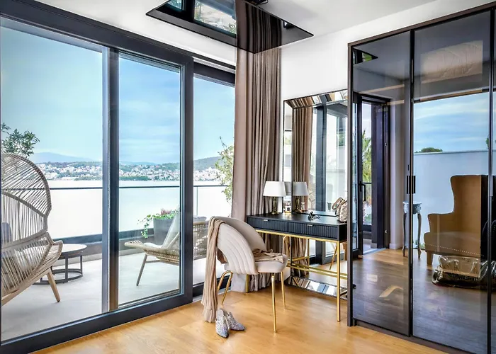 De Luxe Palace Al Nera 2 Swimming Pools At Sea *