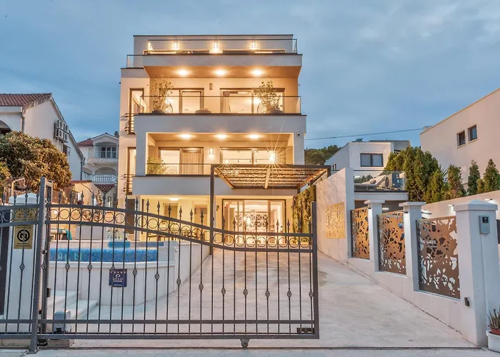 Villa De Luxe Palace Al Nera 2 Swimming Pools At Sea Trogir